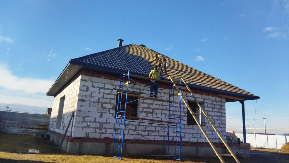 Бригада из 3 человек оказывает строительные услуги.