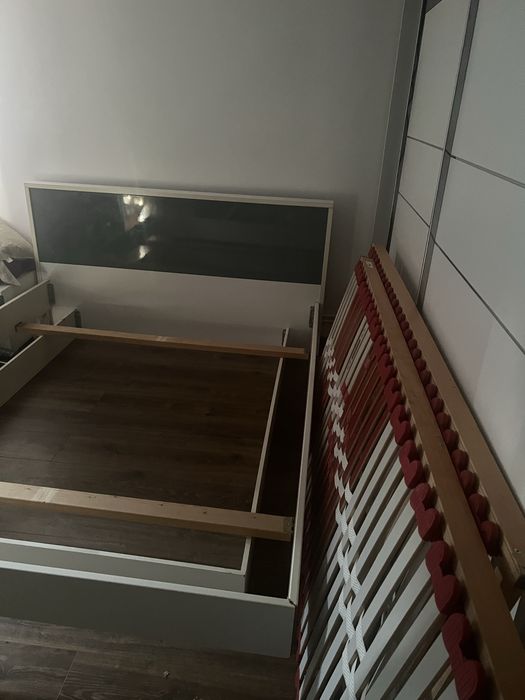 Pat modern cu somiere cu salteaua inclusa
