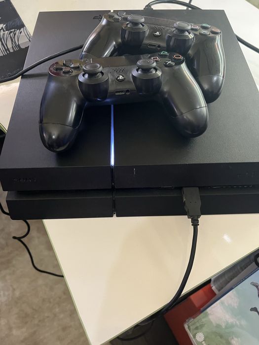 PS4 1ТВ с 2 контролера и 5 диска