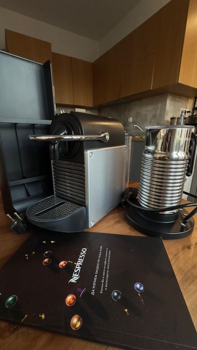 Nespresso сет кафемашина, aeroccino и стойка за кафе