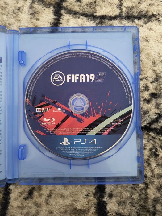 Продавам Плейстейшън 4 (PS4) спешно!!