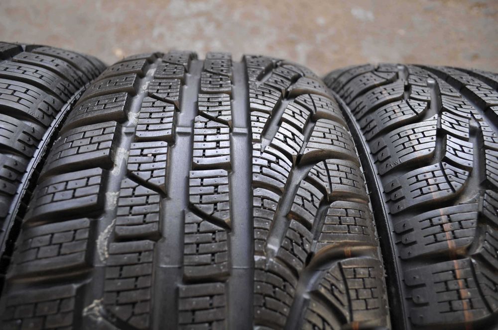 # SET 4 Anvelope Iarna 215/45 R17 PIRELLI Sottozero winter 240 serie2
