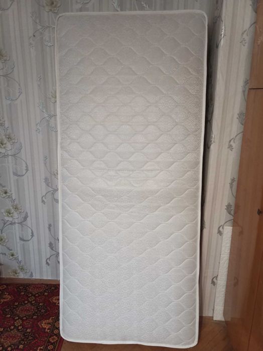Подарявам бял матрак, почти нов