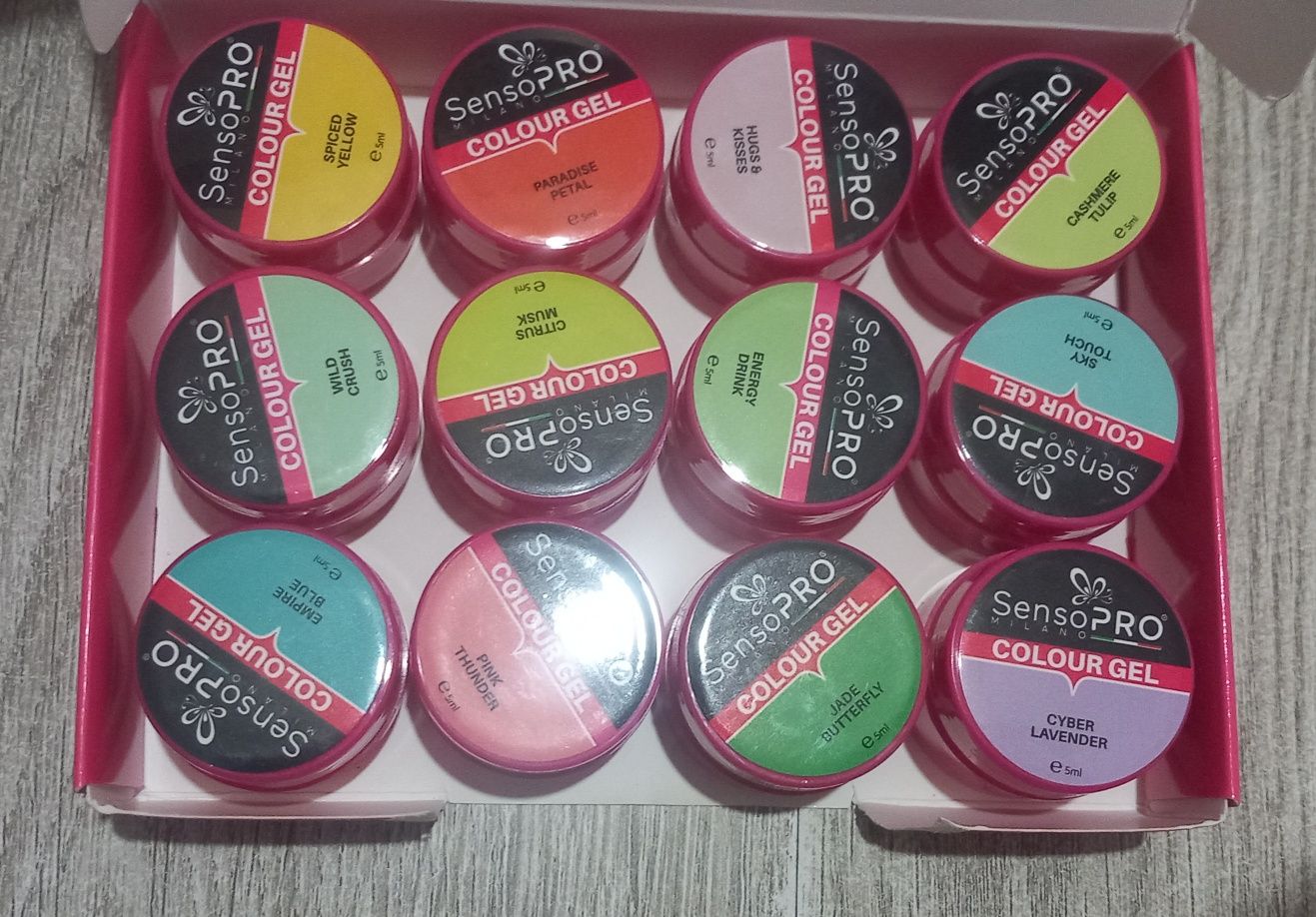 Vând kit de unghii cu gel