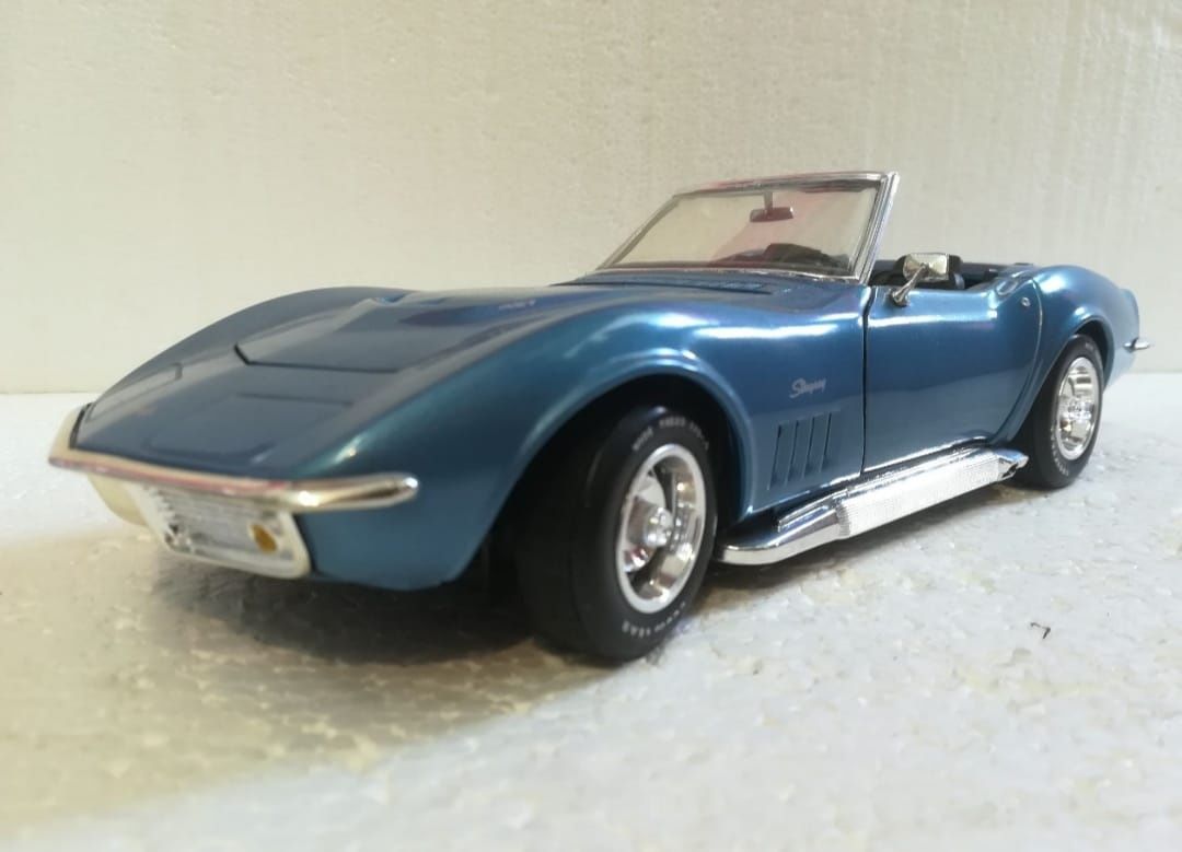 Corvette 69  macheta auto la scara 1:18, revell