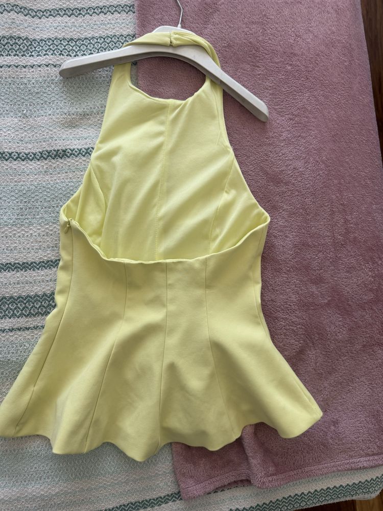 Жълт топ Zara с гол гръб