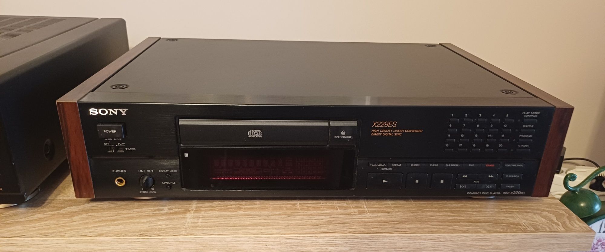 Продавам рядък cd плеър  SONY X229ES
Отлична работа,няма нужда от пред
