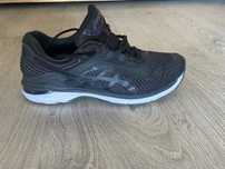 Vând adidasi  Asics GT2000