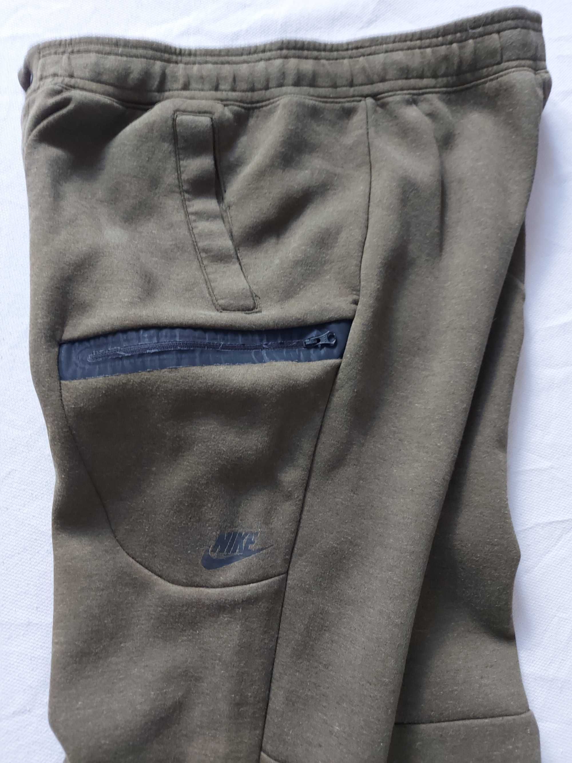 Nike tech fleece размер L 32 34 , Мъжко долнище kaто ново ,топ модел