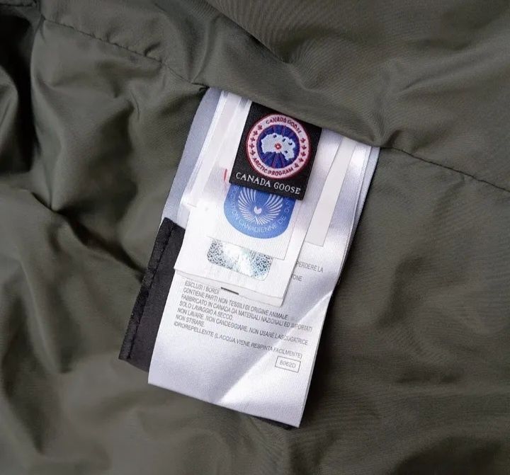 Vând geaca dama Canada Goose!