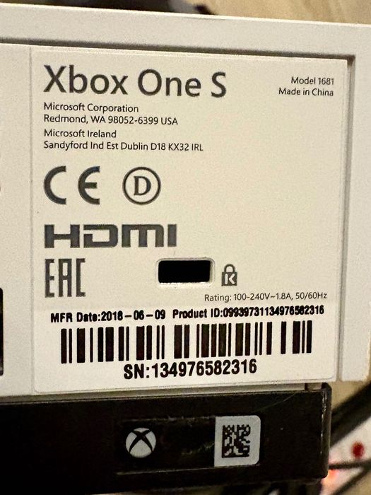 Consolǎ Xbox One S (1 TB) şi controller în stare excelentă