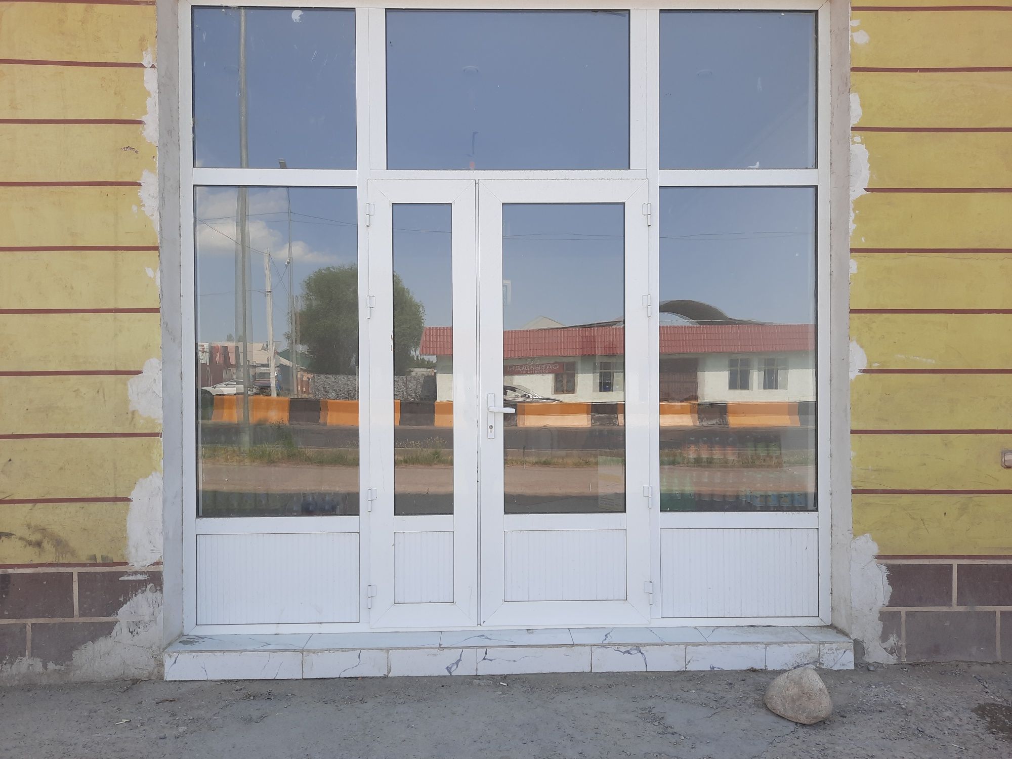 Под парикмахерскую сдается коммерческое помещение вдоль дороги.