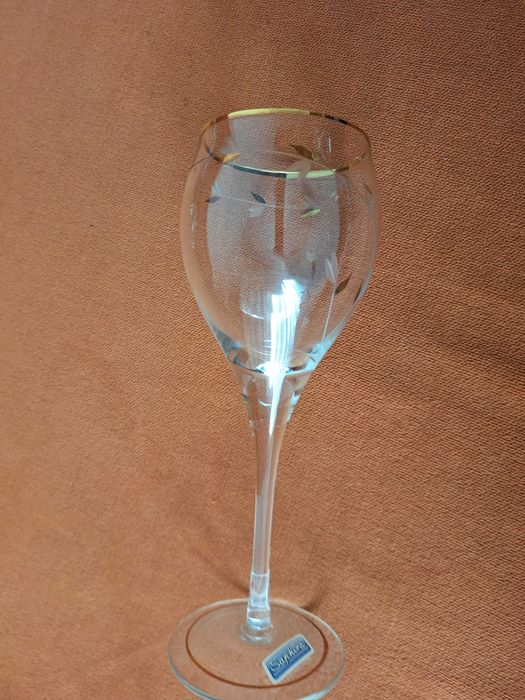 Pahare vechi pentru vin, model deosebit, buza + model aurit, buc = 5