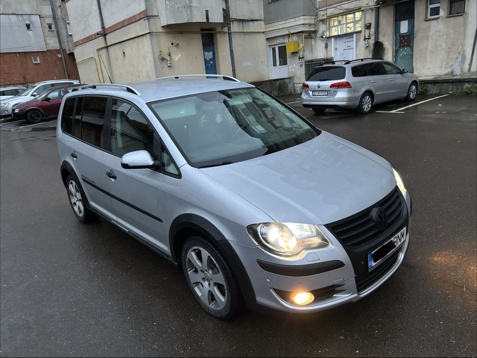 Volkswagen Touran Cross 7 locuri 2.0 BMM