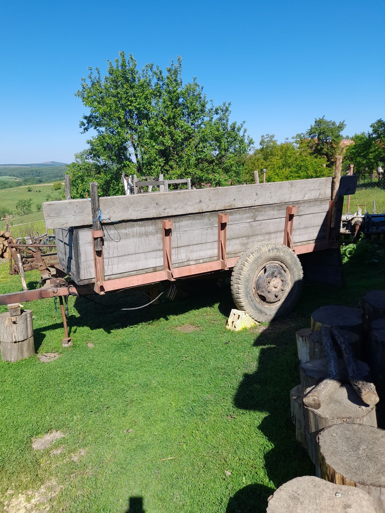 Vînd: pompă de erbicidat, remorcă agricolă basculabilă