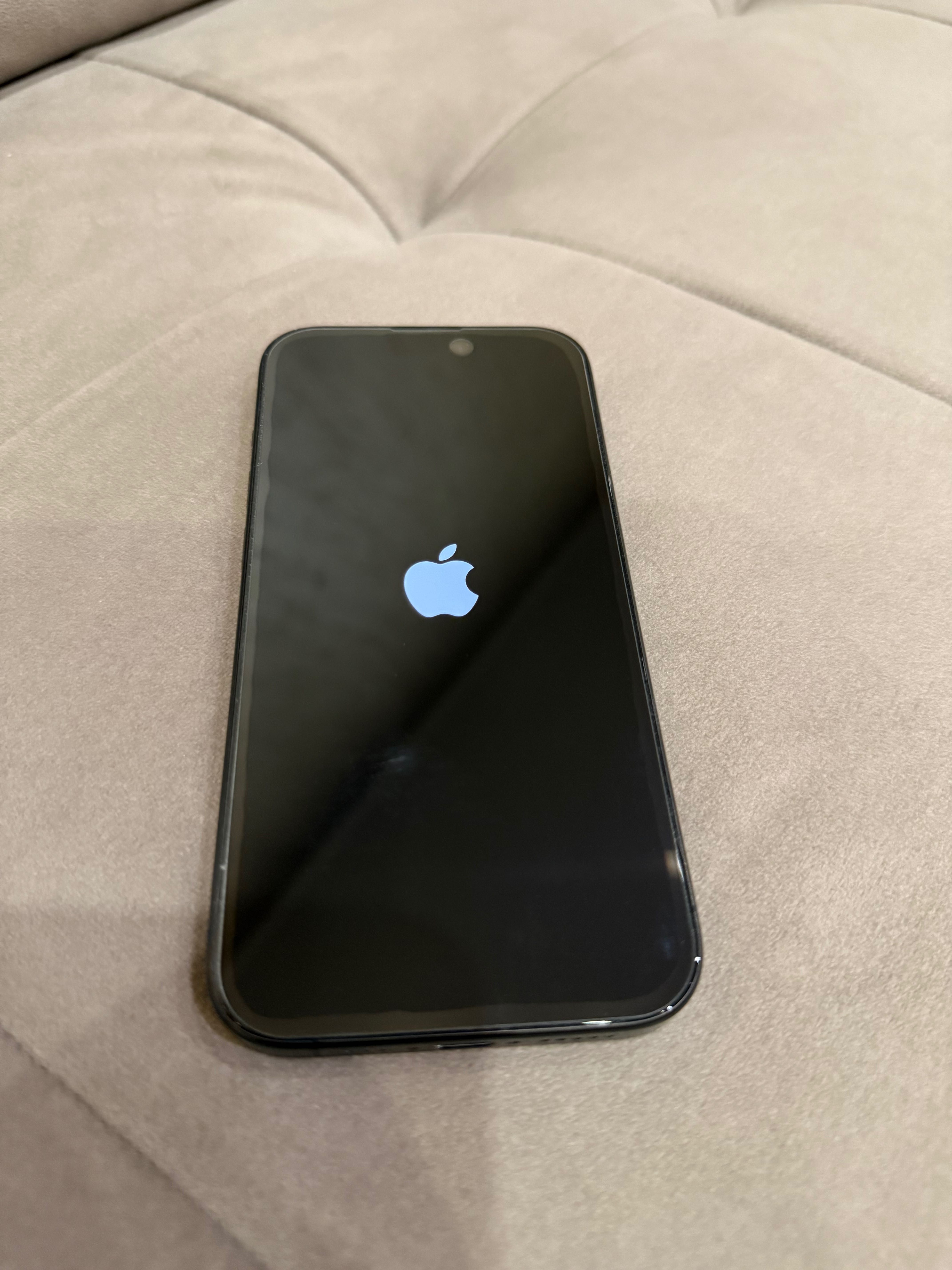 iPhone 15 Pro 1TB Черен – отлично състояние, с аксесоари (за части)