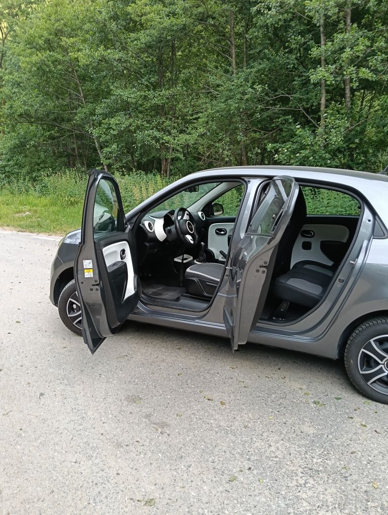 Vând Renault Twingo 2018 recent adus 1.0 benzina.