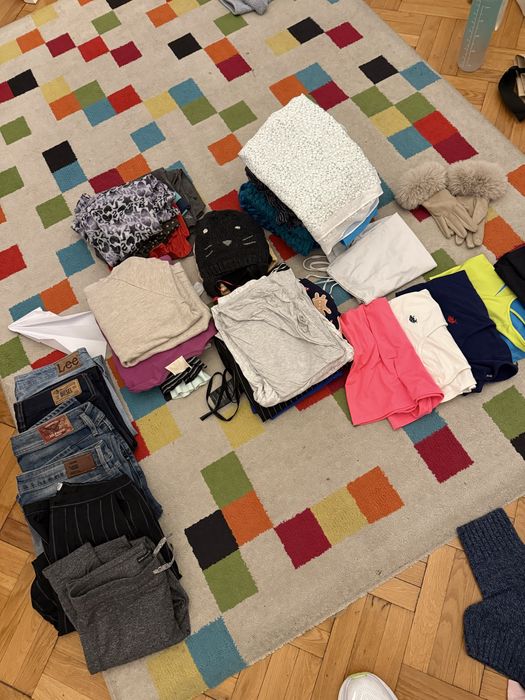 DONEZ lot haine S-M catre o studenta