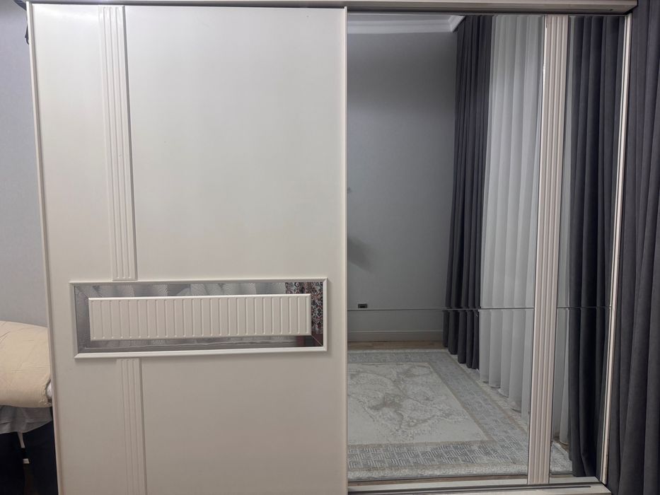 Шкаф с камодом и