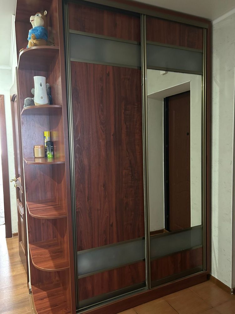 Продаеться прихожая шкаф
