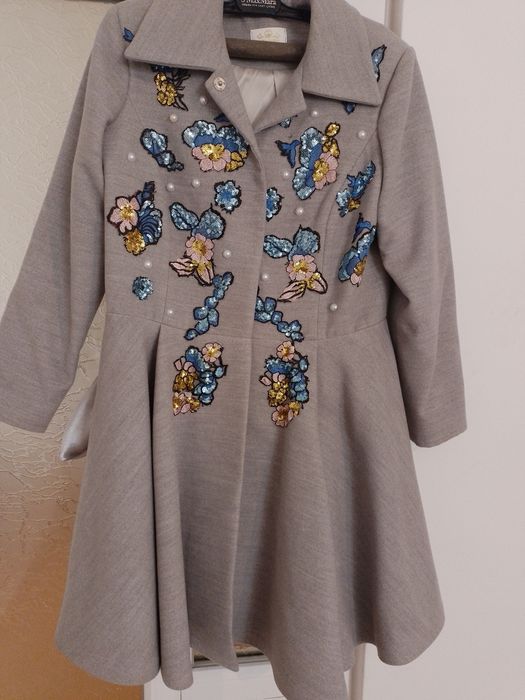 Palton  brodat. Palton  de iarnă.