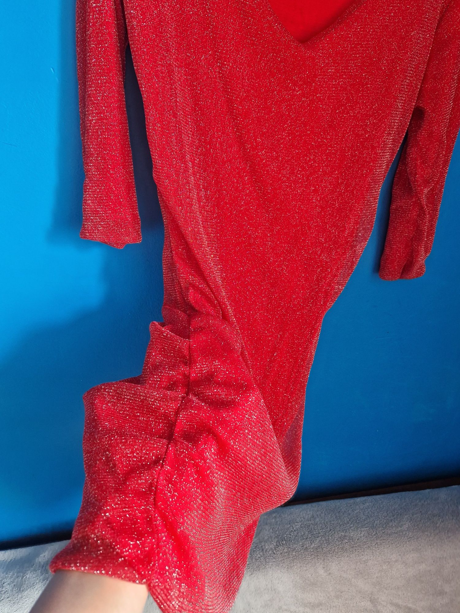 Червена рокля със сребристи нишки
