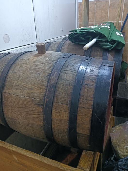 Butoaie vin de lemn 4 bucăți 100 de lei bucata