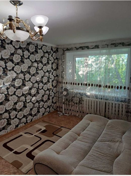 Продается отличная двухкомнатная квартира в малосемейном доме.