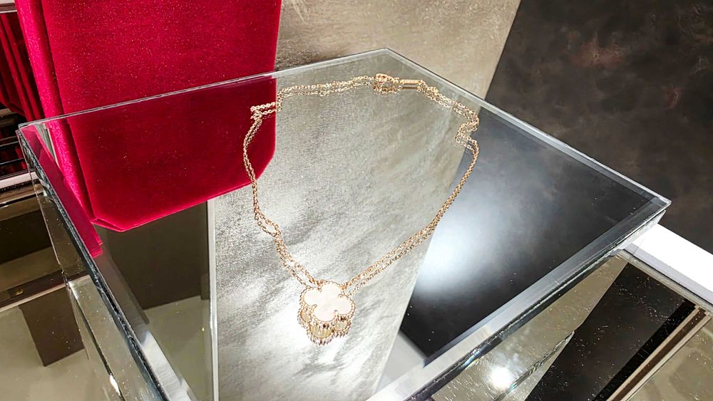 Van Cleef & Arpels VCA Rose Mother Pearl Alhambra 1 Motif Дамско Колие