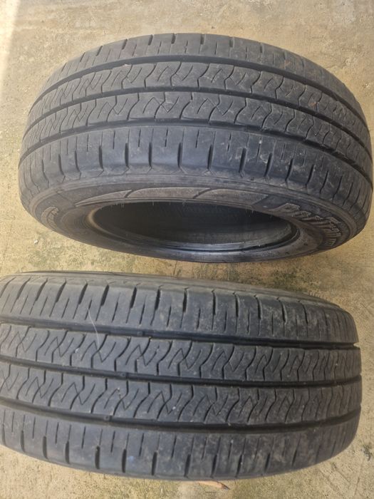 Vând 2 cauciucuri 215/65 R16