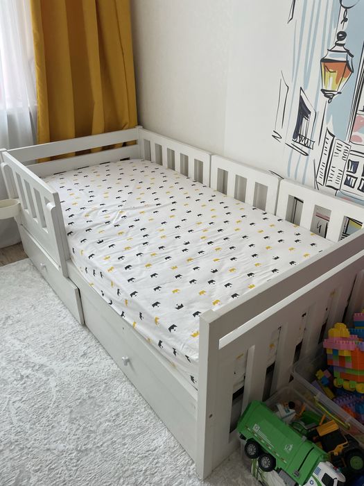Продам 2 кровати с матрасами