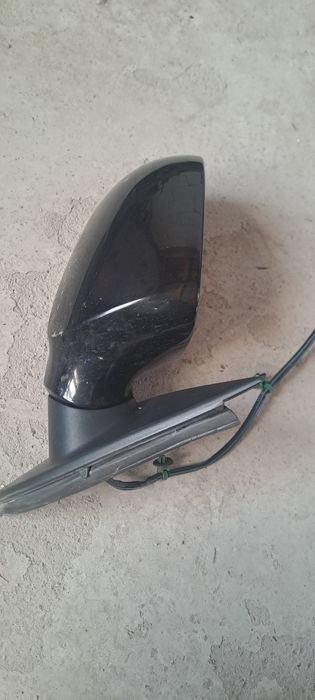 Vând oglinda dreapta fata vw Passat B6