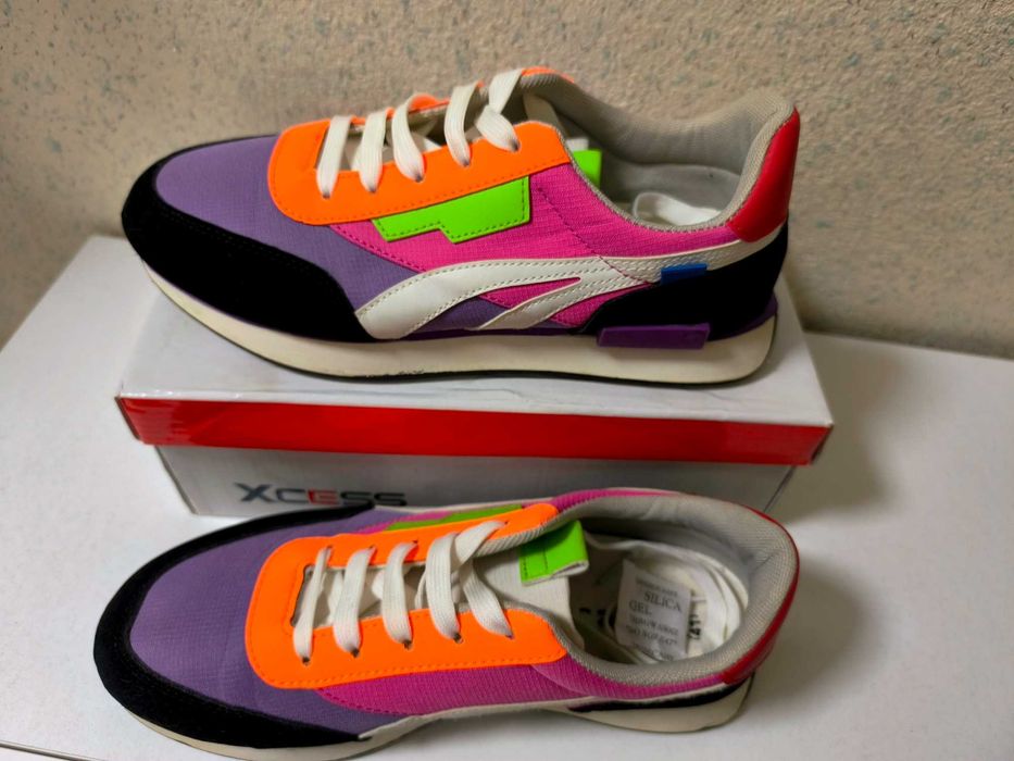 Многоцветни маратонки