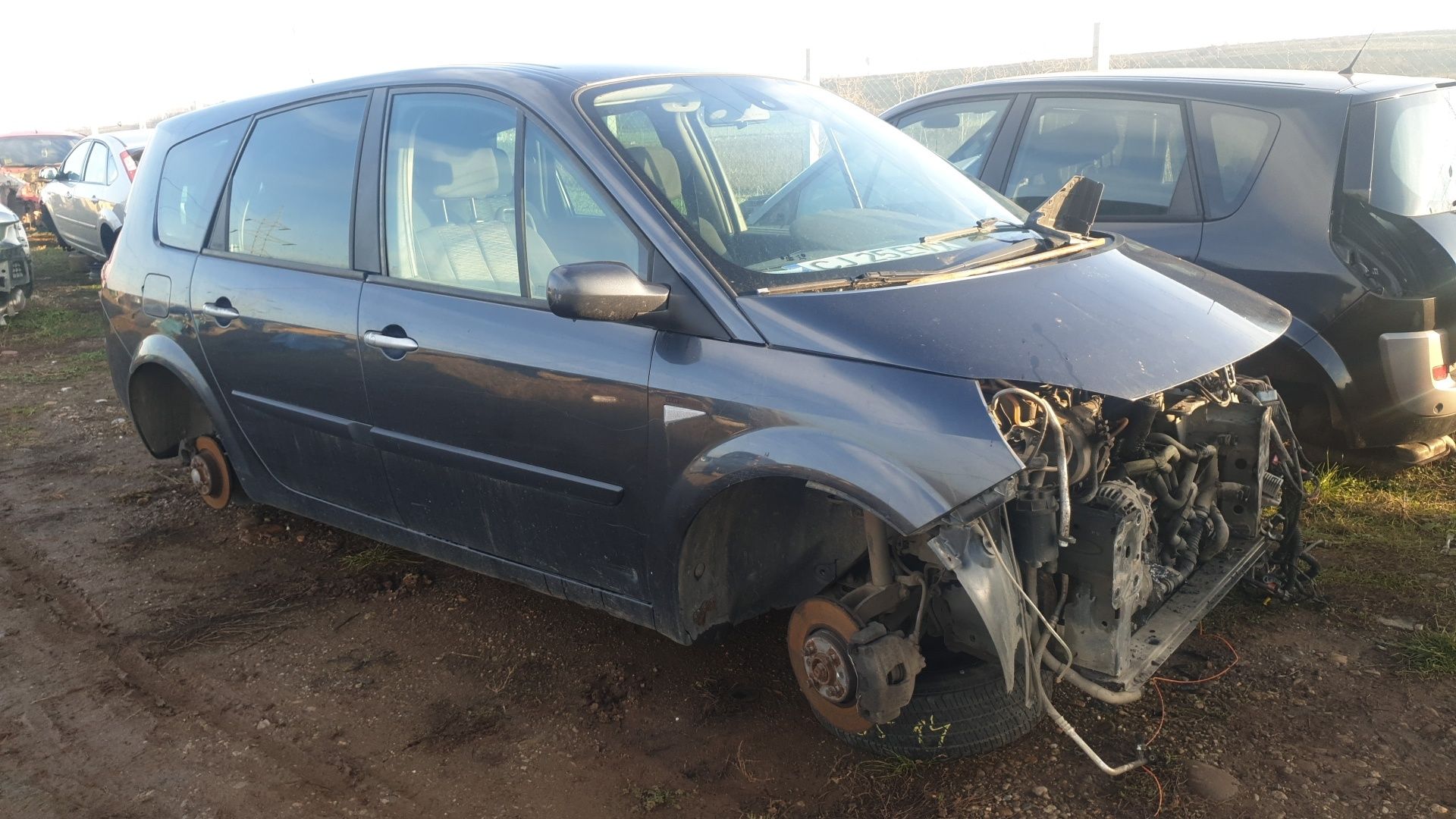 Dezmembrez Renault scenic 2