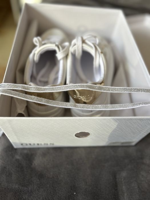 Кецове Guess като чисто нови с два чифта връзки