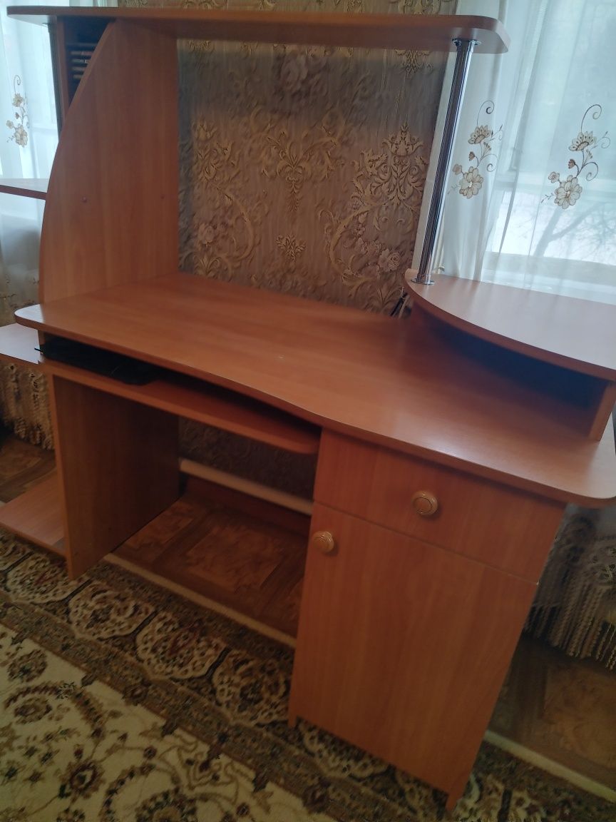 Продам с доставкой компьютерный стол