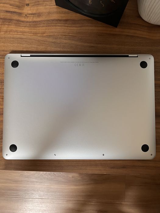 MacBook Pro M2 / 8GB RAM / 512GB / Touch Bar / Touch ID / 13.3''