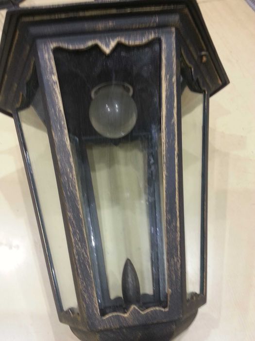 Стар метален електрически фенер.