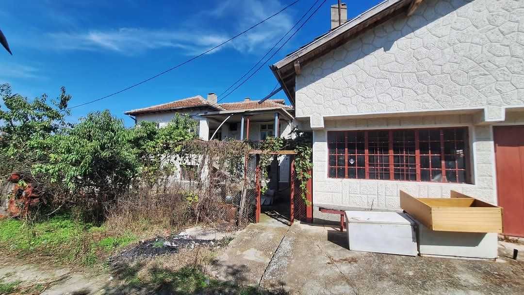 Продавам две къщи