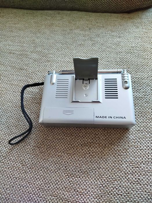 Radio AM/FM, Smart cu ceas si alarma, cu 2 baterii AA