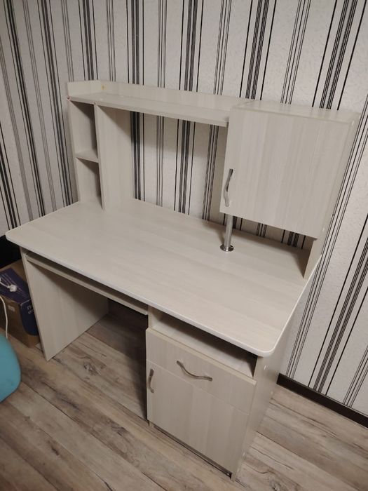 Продам компьютерный стол
