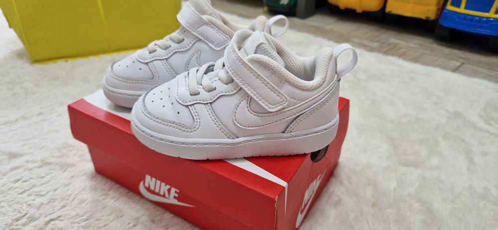 Adidași Nike, mărimea 22.