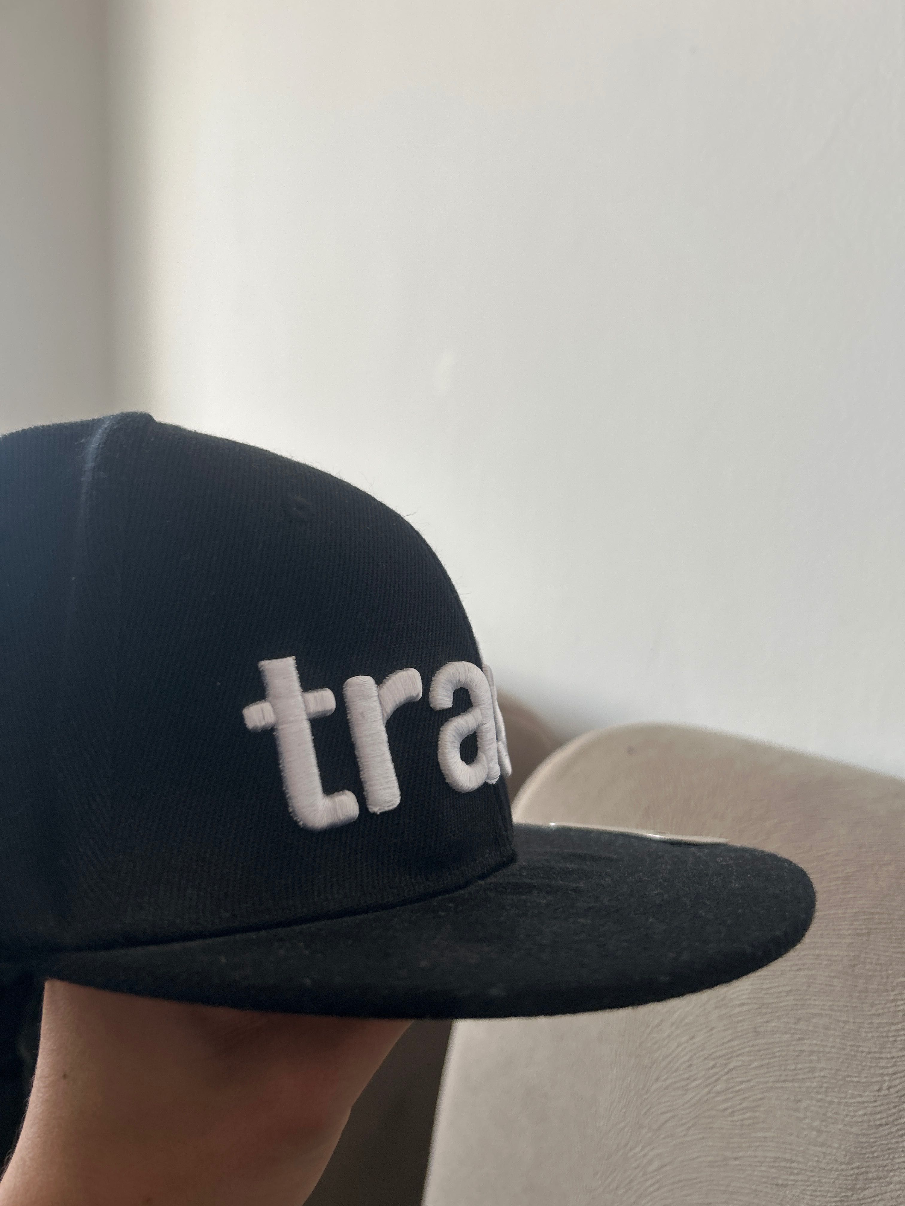 Шапка TRASH на Кристиян Чарли Танев с отварачка за напитки или бира