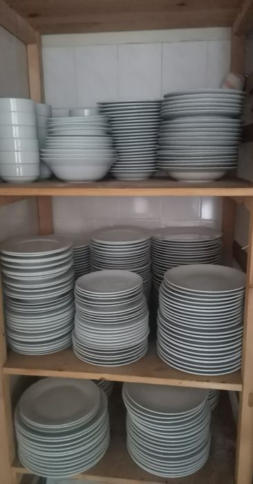 Порцеланови чинии 25см. 27см и по-малки.