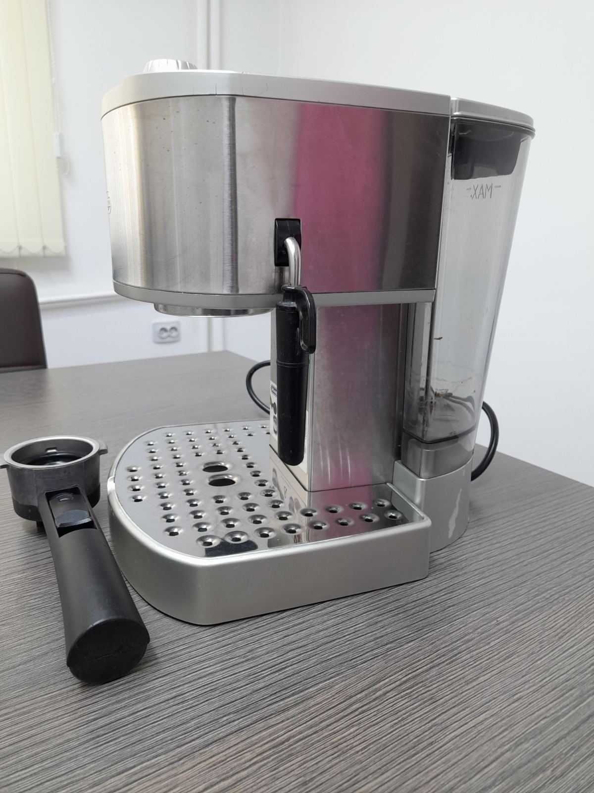 Кафемашина DELONGHI и ЧИСТО НОВИ  немски електрически  кани  1.7 L