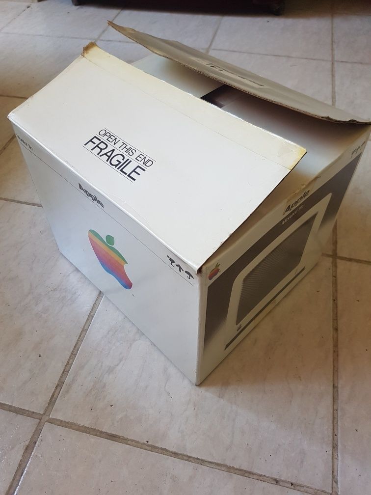Продават се кутии от Apple устройства