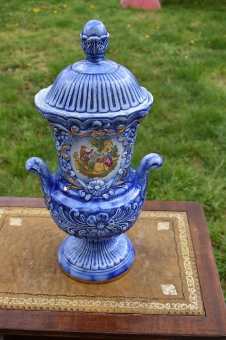 Антикварна керамична ваза с капак – ръчна изработка

Прекрасна декорат