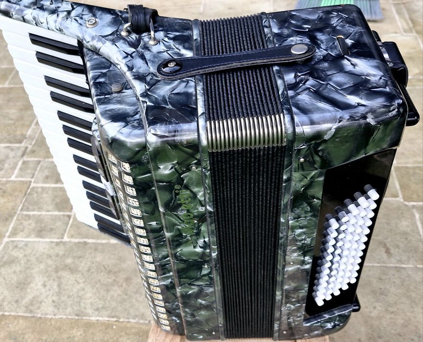 Vând acordeon Parrot/Rigoleto cu 60 basi