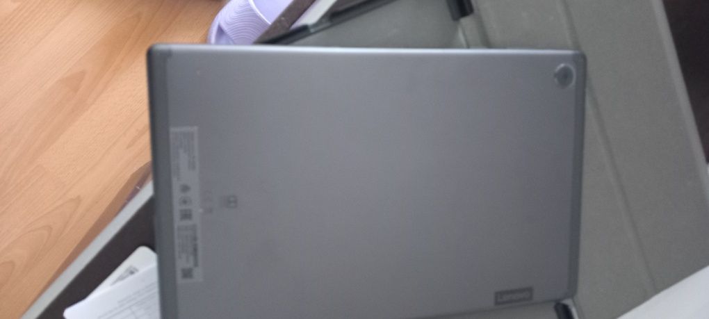 Продавам нав 10 инчов таблет с оригинален калъф Lenovo