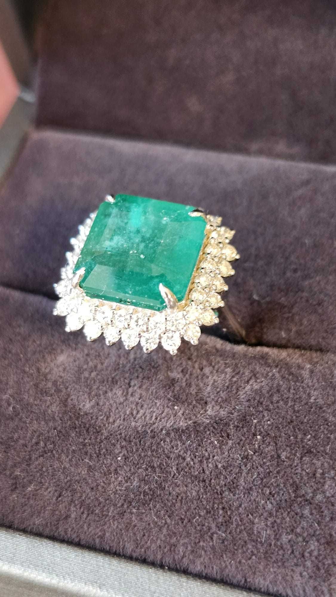 Inel aur alb 14K, smarald de 6.69 ct și 52 de diamante– certificat IGI